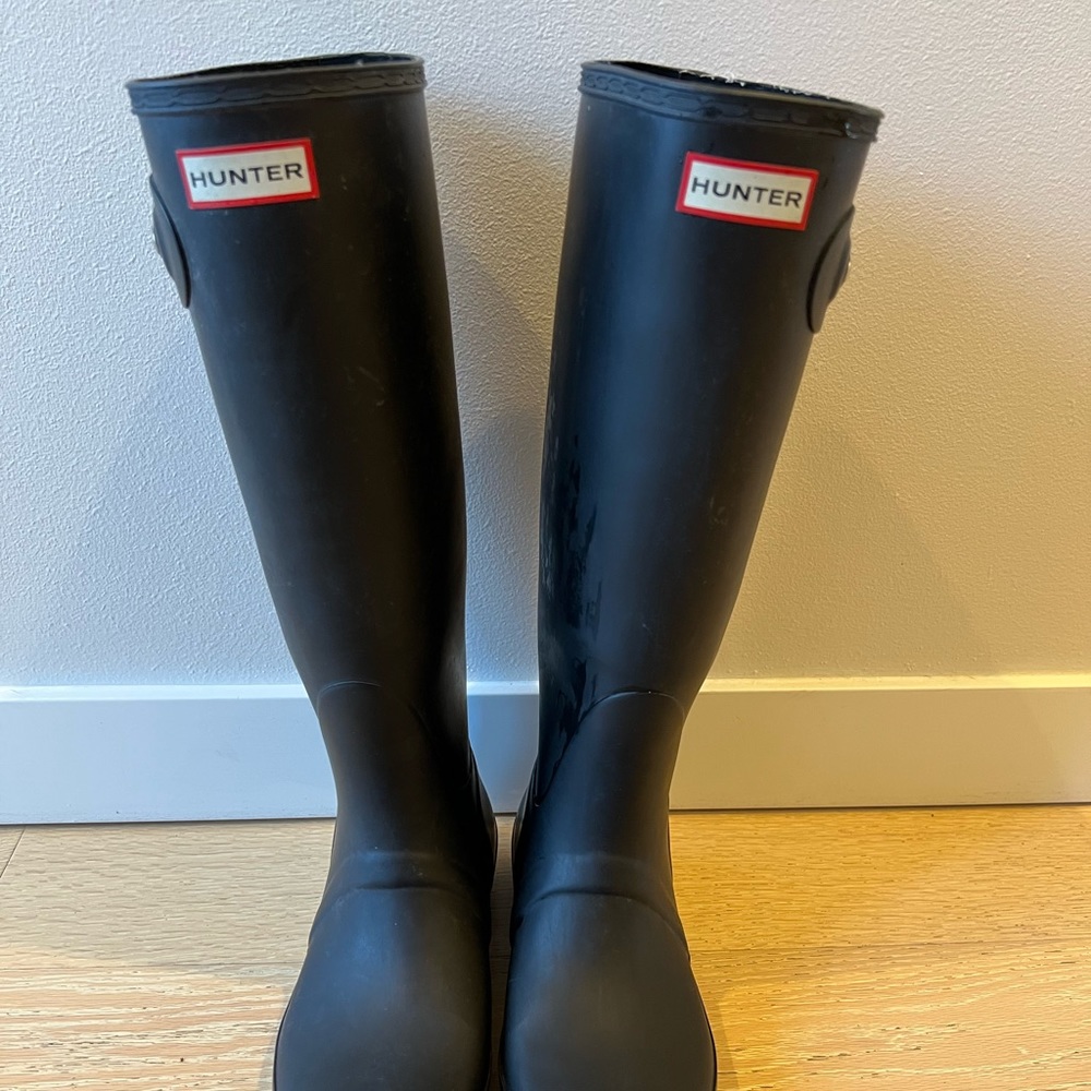 Black matte tall hunter boot